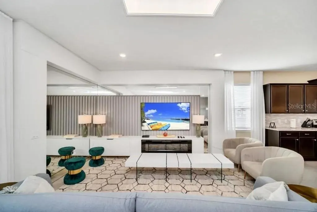 8 Bedrooms- 6 Bathrooms- Windsor Island 2177 Lc Davenport 0*,